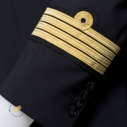 Couture des tours de manche galonnés  sur veste d'uniforme