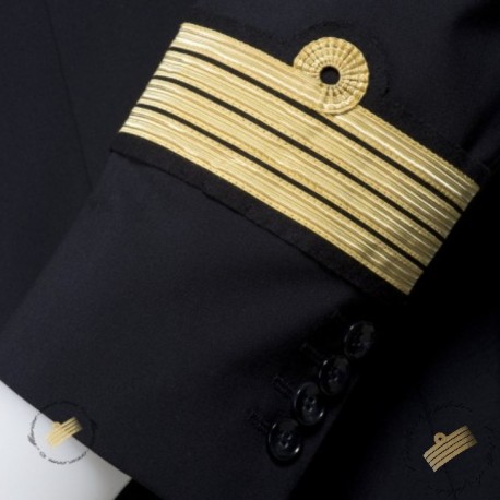 Dépose des tours de manche galonnés sur veste d'uniforme
